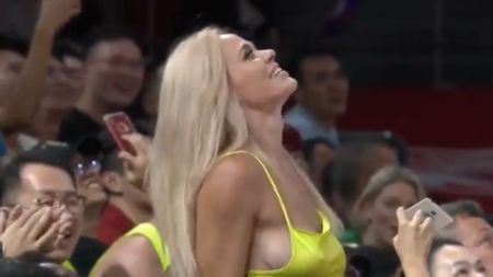 S-a blocat pur și simplu când a văzut-o! Cum a reacționat comentatorul meciului când a zărit-o în tribună VIDEO
