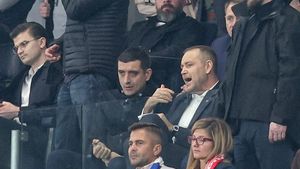 George Simion, surprins alături de preşedintele Poloniei la meciul lui Bogdan Racovițan