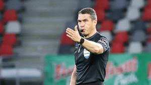 Ce a pățit Istvan Kovacs când a ieşit la încălzire la Dinamo - Craiova, primul meci după Cupa Mondială!