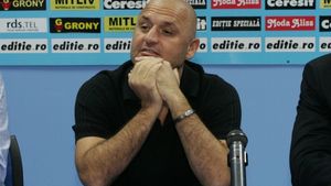 Lazăr către Penescu:** "Să-l bați pe îngâmfatul ăsta de Mititelu, f... în gură!"