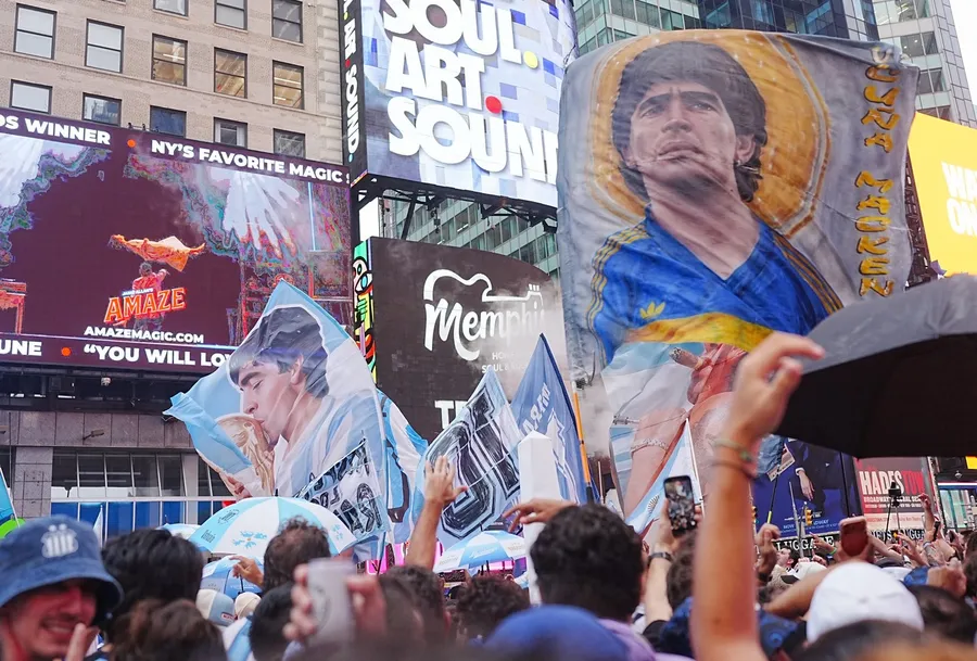 Imagini IREPETABILE în SUA! Sud-americanii au ocupat Time Square din New York înainte de Spania - Argentina, finala Cupei Mondiale