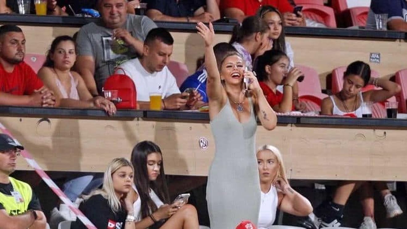 Jucătoarea de tenis Andreea Prisacariu a făcut show în tribune la Dinamo - Mioveni: „Bineînțeles că dau autografe!" GALERIE FOTO