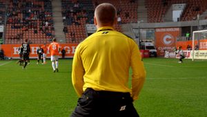 VIDEO EPIC | Un arbitru a reușit golul anului 2015. Ce execuție incredibilă a avut