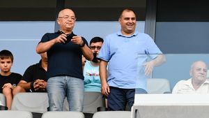 Emil Boc, fericit nevoie mare pentru că fanii lui U Cluj, echipa în care a pompat milioane de euro din banii comunității locale, fac atmosferă incendiară în centrul capitalei Armeniei”