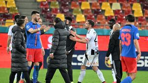 Ce n-ai văzut la TV în FCSB - U Cluj 1-0. Gestul făcut de suporterii roș-albaștri față de Alex Chipciu și reacția căpitanului de la final. Vedeta oaspeților s-a întors din drum. SPECIAL