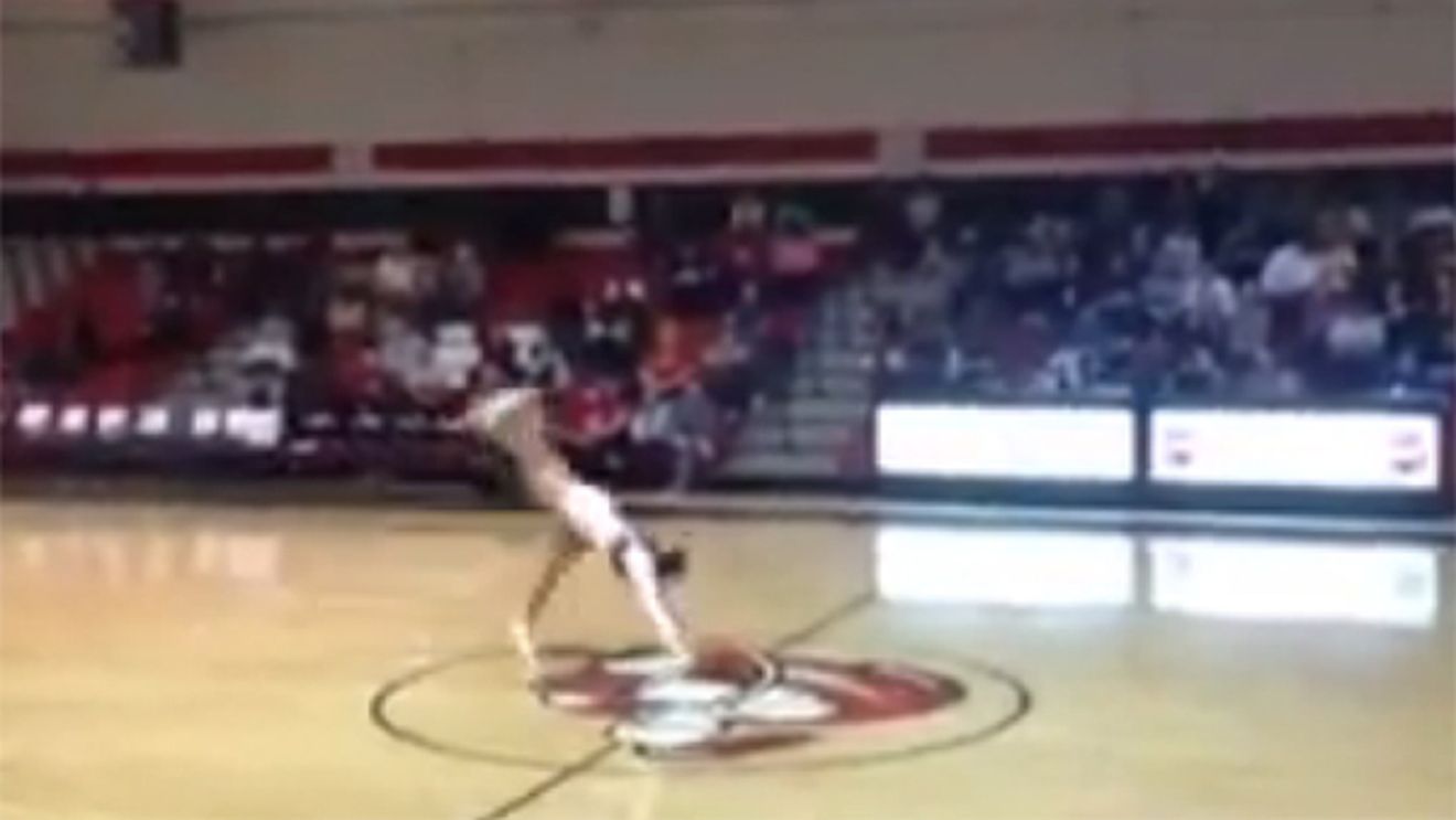 VIDEO** Filmulețul ăsta o va trimite direct în echipa Universității! O majoretă a reușit FAZA anului în baschet