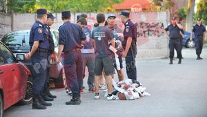 Jandarmii au intervenit înainte de CS U Craiova - Rapid. "Sandu, Dragomir și restu', urmașii lui Ceaușescu". Mesajele fanilor