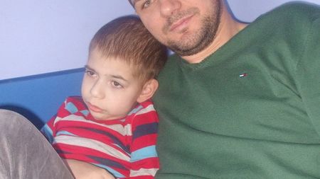 INTERVIU CUTREMURĂ‚TOR | Drama lui Cosmin Pașcovici: "În septembrie a murit tata, în octombrie l-am pierdut pe Denis. Era lumina casei. Ema, fetița noastră, spune că frățiorul ei e în spațiu și întreabă când se va întoarce"