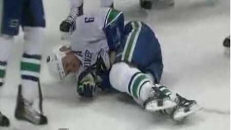 ÎNGROZITOR! VIDEO Cea mai dureroasă accidentare din istoria NHL!
