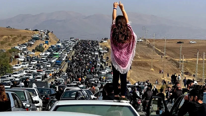 Mii de oameni au participat la comemorarea lui Mahsa Amini din Iran. Oamenii au traversat râuri și au mers pe jos pe distanțe lungi pentru a ajunge la cimitir