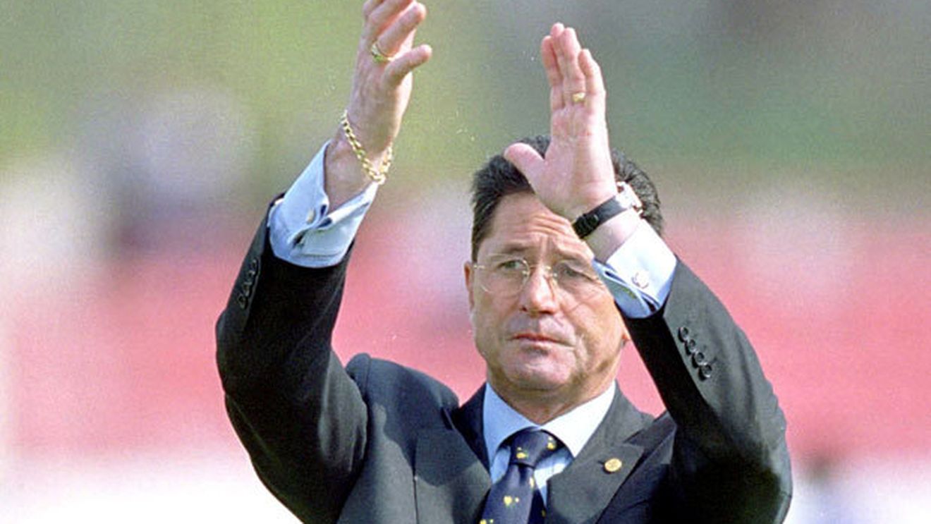 Unul dintre managerii Stelei și Cornel Dinu, "împăcați" de flegmele din Giulești:** "Mister, ai fost memorabil în '98!" "Procurorul" a dezvăluit cum și-a recuperat costumul pătat VIDEO