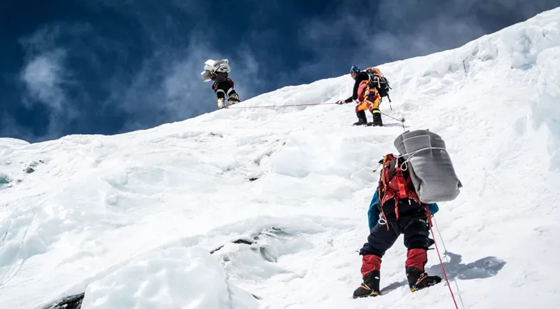 Alpiniștii români din Himalaya s-au oprit la cota 8.650, la 200 de metri de vârf. Au făcut-o la timp pentru a salva viața unuia din șerpași