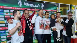 Dinamo București, de la fotbalul-șampanie trâmbițat din vestiar la țuica de pufoaică fotbalistică marca Nicolescu & Voicu. Iată culisele înșelătoriei care a făcut "câinii" să tremure la retrogradare în ultima etapă, dezvăluite într-o analiză de Gabriel Berceanu