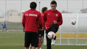 Vine unul, pleacă doi! **Mușat și Predescu se întorc la Dinamo