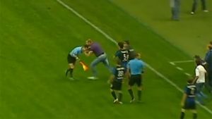 VIDEO Clipe de groază pentru Burdujan!** Un suporter a intrat pe teren și l-a strâns de gât pe un arbitru! Gestul nebunesc al unui jucător