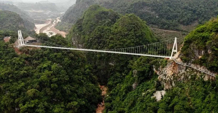 Cel mai lung pod de sticlă din lume a intrat în Cartea Recordurilor. Dragonul Alb, suspendat între doi munţi din Vietnam, poate susţine 450 de persoane simultan