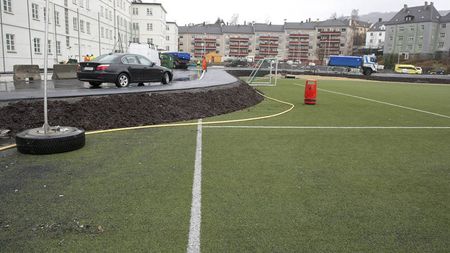 INCREDIBIL - Consiliul local a construit un DRUM chiar prin careul de 6 metri al terenului unui club din Norvegia