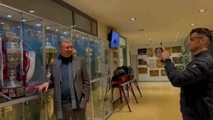 Eugen Voicu, tranșant și fără regrete în urma „scandalului poza” de la Cluj. „Dacă o să am ocazia, o să-mi fac fotografii cu orice cupă pe care scrie Dinamo București, de la orice club, pentru că iubesc Dinamo, da?”. VIDEO EXCLUSIV