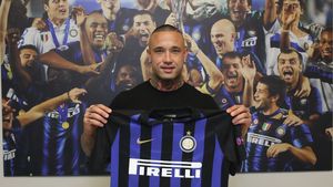 "Bine ai venit, Ninja!". Radja Nainggolan a devenit personajul misterios din cel mai spectaculos clip de prezentare din această vară | VIDEO pe străzile din Milano 