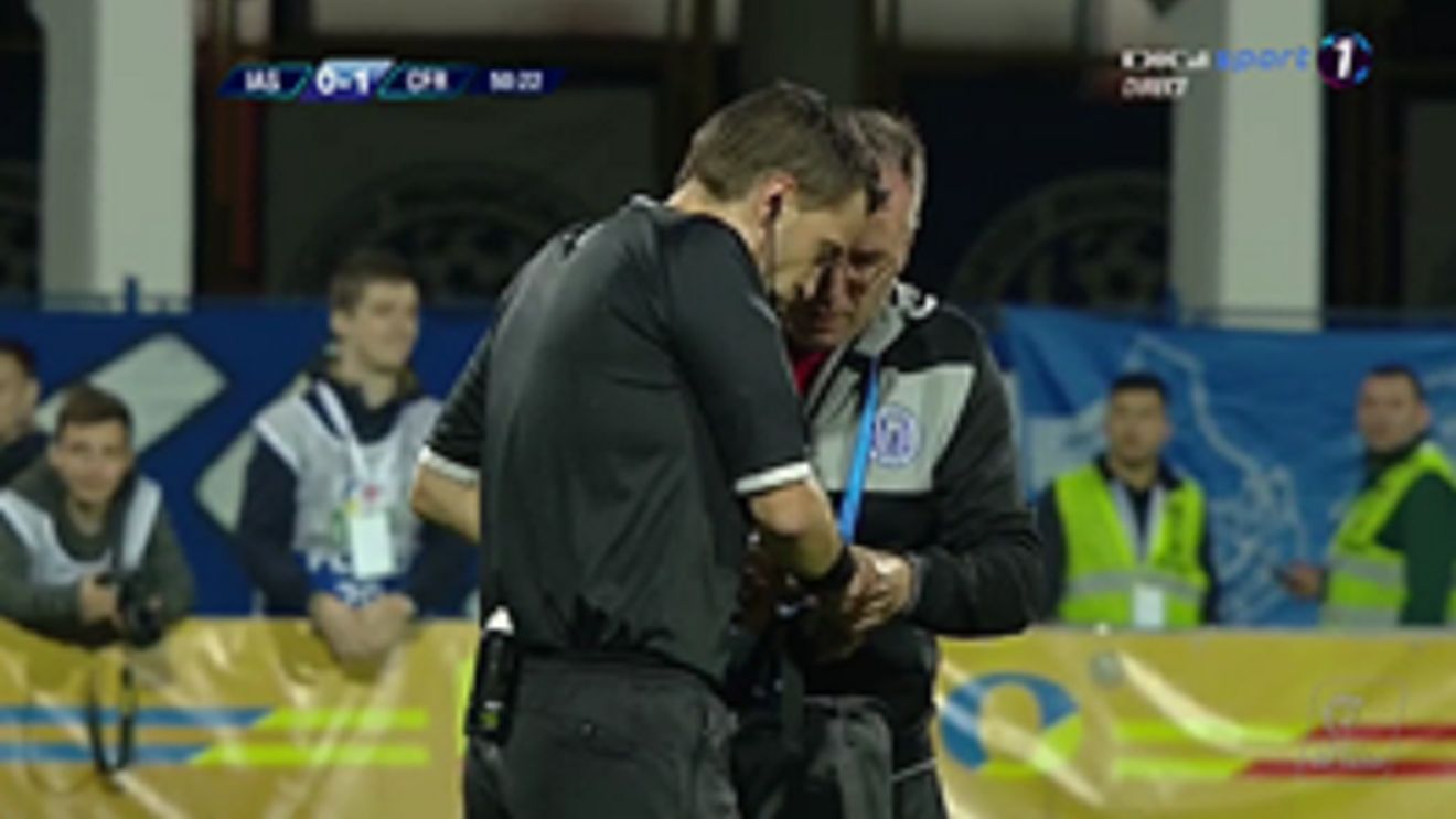 Hațegan, la un pas de accidentare! FOTO | Vedeta arbitrajului românesc a avut nevoie de îngrijiri medicale