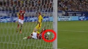 Fază controversată în careul turcilor! FOTO - Toprak comite henț, după șutul lui Stancu, arbitrul nu acordă penalty