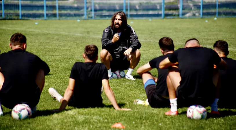 Dan Alexa, dărâmat în fața jucătorilor de la FC Brașov după aflarea verdictului TAS. Clubul are meci miercuri, iar dacă nu se prezintă va fi exclus până în ultima ligă a județului