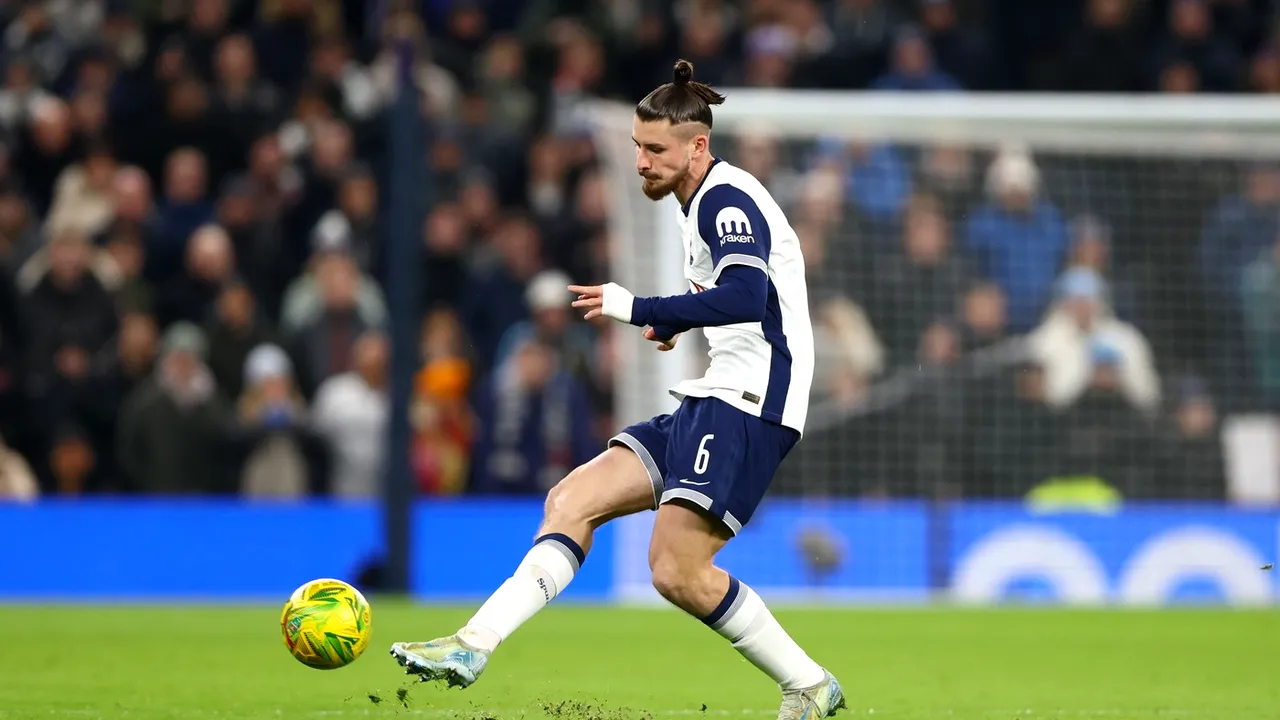 Clipe înspăimântătoare sub ochii lui Radu Drăguşin. Ce a pățit Rodrigo Bentancur în Tottenham - Liverpool: au urmat 9 minute de prelungiri!