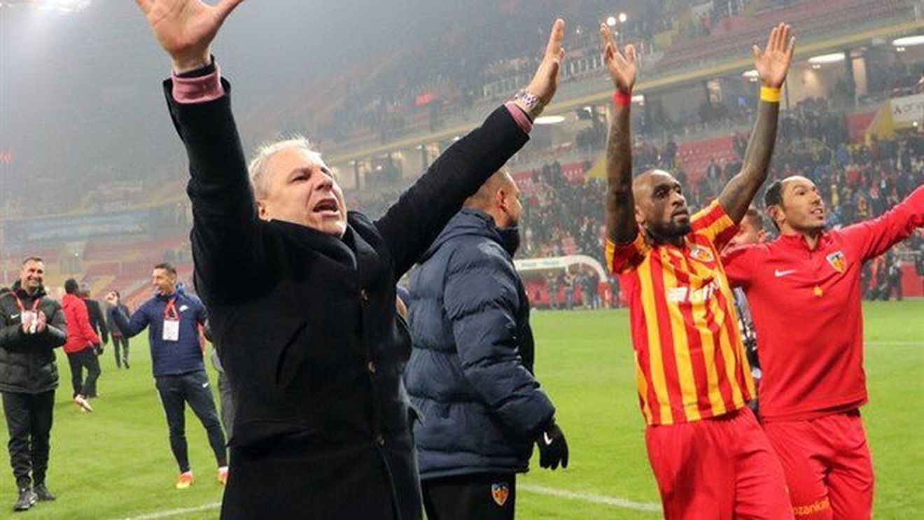 Șumudică, uimit: "Nu mă așteptam, chiar nu mă așteptam! E impecabil, toată lumea e mulțumită de el". Fotbalistul care l-a dat pe spate