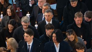 Nimeni NU l-a observat! Cine a venit la înmormântarea lui Mircea Lucescu