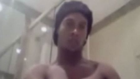 VIDEO INCREDIBIL Poate avea orice femeie din lume, dar și-o "face cu mâna lui"! Ipostaza RUȘINOASĂ‚ în care a fost prins Ronaldinho: