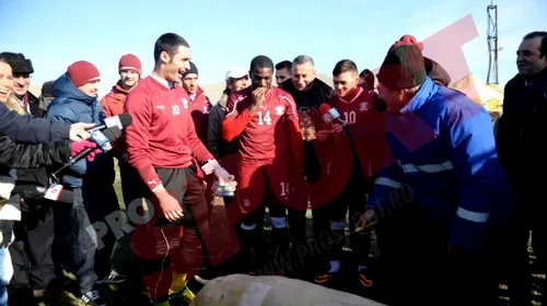 FOTO – Rapidiștii au sărbătorit primul loc în Seria I la pomana porcului! VIDEO – Moldovan s-a apucat de cântat la eveniment