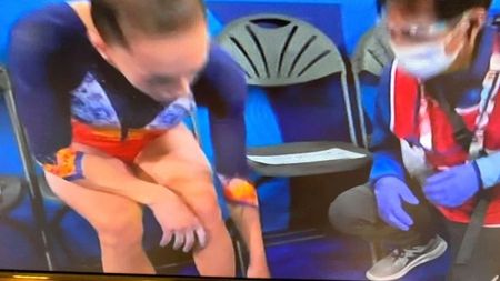 Larisa Iordache s-a accidentat la aterizare, dar s-a calificat în finala Jocurilor Olimpice Tokyo 2020 la bârnă! Prima reacție: „E normal pentru mine să concurez cu dureri” | VIDEO