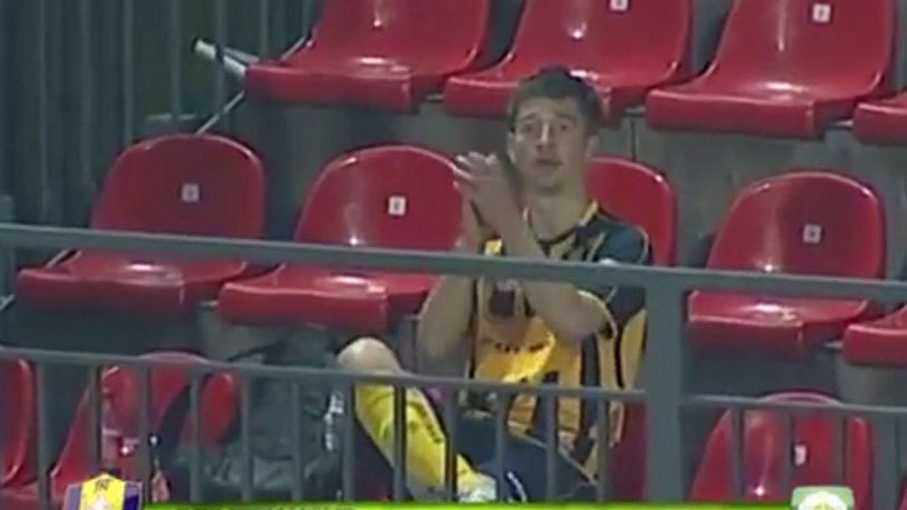 VIDEO | Cea mai originală bucurie de după gol vine din Lituania. Un fotbalist a fugit în tribună și s-a aplaudat singur după ce a marcat