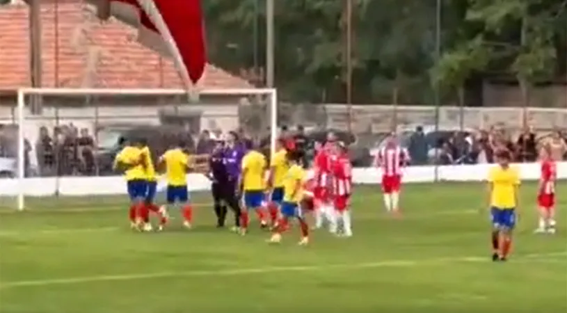 VIDEO | Imagini cu momentele care au dus la finalul prematur al barajului dintre Dănceu și Socodor. Arbitrul a scris că i-a fost pusă în pericol integritatea, unul dintre presupușii agresori îl contrazice. Sunt implicate cinci cadre MAI și un primar