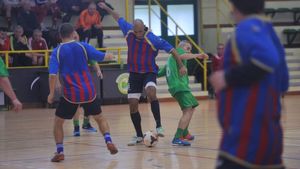 FOTO | Prodan l-a luat pe Doboș să joace iar fotbal. "Old-boys" Steaua a câștigat primul trofeu în fața rivalilor de la Dinamo