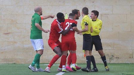 Un fotbalist a fost arestat în timpul unui meci! A bătut un arbitru asistent, iar poliția l-a ridicat de la stadion | VIDEO