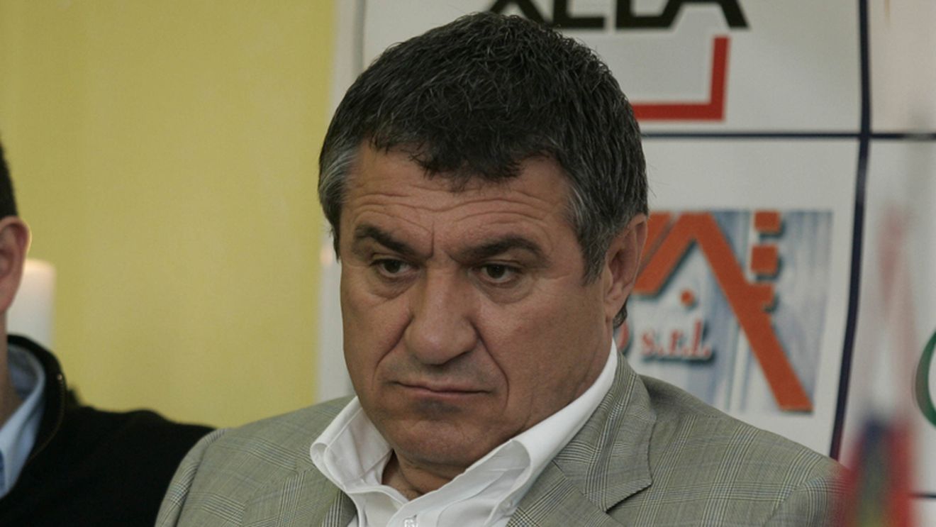 "Ducem lipsă** de antrenori și atacanți de valoare!"