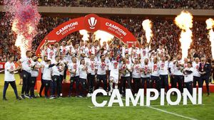 Absolut uluitor: Ilie Năstase a luat medalie de campion! Imagini fabuloase cu generalul coborât pe gazon și premiat, dar și cu decernarea trofeului pentru FCSB