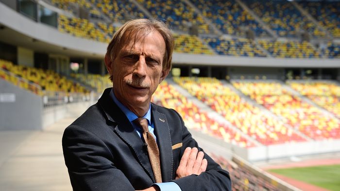 EXCLUSIV | "Tricolori", atenție, vi se pregătește ceva! Priviți-l pe selecționerul Daum povestind cum și-a pus jucătorii să meargă pe cioburi de sticlă | VIDEO