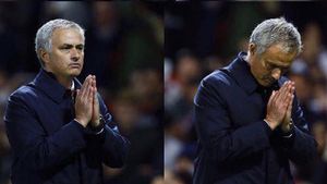 Nu mulți îl vedeau capabil de un asemenea gest pe "conflictualul Mourinho". FOTO Cum a apărut portughezul în fața fanilor lui United la derby-ul cu City