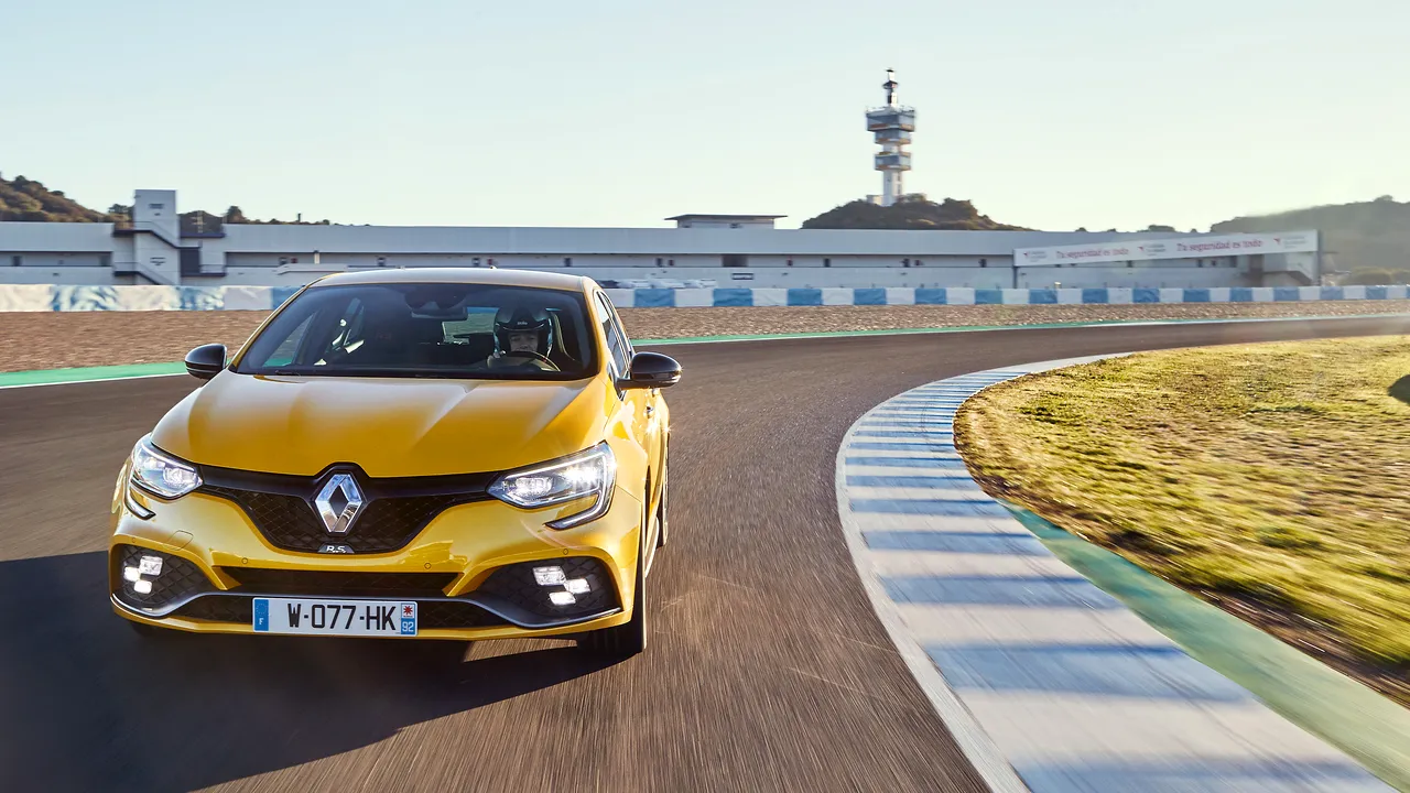 TEST DRIVE | Hulkenberg a avut dreptate! Trageți pe dreapta, noul Megane RS a ieșit la drum. Românii sunt ținuți în stand-by pentru moment