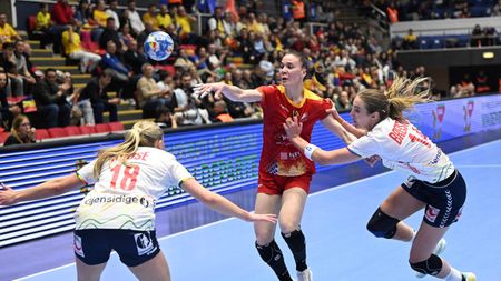 🚨 România – Danemarca 20-28, în a doua semifinală a turneului Final Four EHF Euro Cup Finals de la București. „Tricolorele” au marcat doar 4 (patru) goluri în repriza a doua