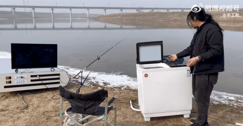 Povestea YouTuberului care a construit cea mai mare baterie portabilă existentă. Dispozitivul  poate încărca 5.000 de telefoane