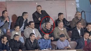 VIDEO | Az a szep, Az a szep! "Omul fără chip", patronul CFR Cluj, așa cum nu l-ai văzut niciodată: Neluțu Varga euforic, de gât cu prietenii, cântând la petrecerea de titlu