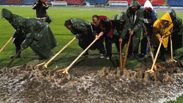 În Liga 1 se joacă până la Crăciun, zăpada a venit din noiembrie. Cum arată terenurile unde se vor juca meciuri în weekend
