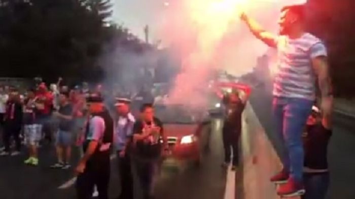 A început sezonul, au revenit ultrașii! VIDEO | Fanii lui Dinamo au creat o atmosferă senzațională pe drumul spre Ploiești și au blocat o bandă pe DN 1