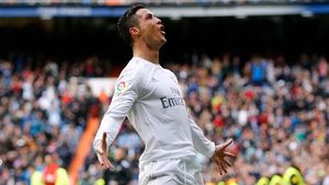 Real Madrid, la 10 puncte de Barcelona, după 4-0 cu Sevilla! Ronaldo a ratat din nou un penalty, dar a și marcat! Messi & Co, doar 2-2 cu Villarreal. Urmează El Clasico