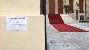 IMAGINEA ZILEI | "Nu vă supărați, domnul Becali e acasă?". Afișul hilar pus de finanțatorul Stelei pe zidurile reședinței sale

