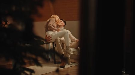 Andreea Bălan, surpriză pentru Victor Cornea! Cum a apărut cântăreața în timpul pregătirilor pentru emisiunea de la Antena 1 unde e jurată