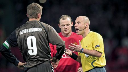 Laurent Duhamel arbitrează meciul Steaua - Molde